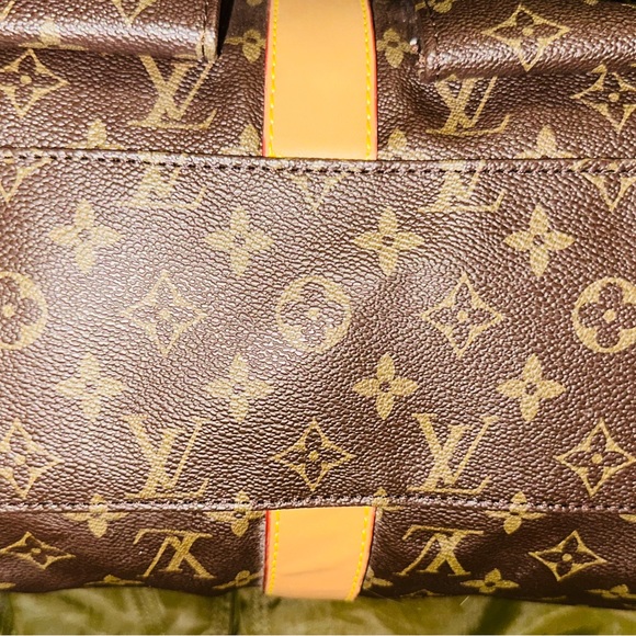 A new barely use Louis Vuitton bag - Picture 4 of 7